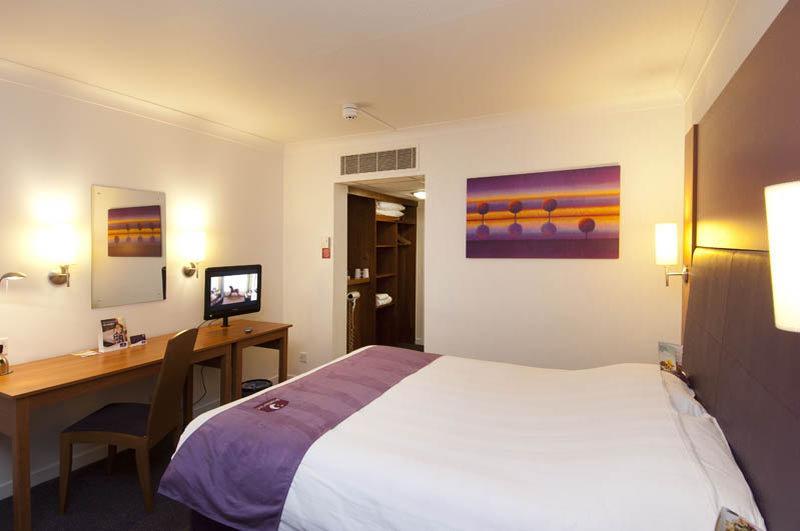 Premier Inn Τσίτσεστερ Εξωτερικό φωτογραφία